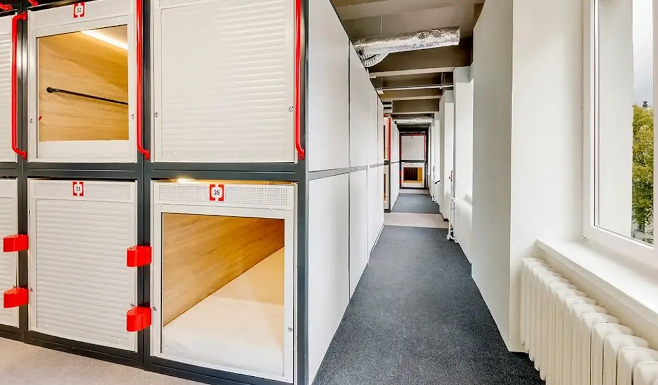 Ang cool, makinis, at pribadong pod ng isang capsule hostel sa Warsaw, Poland