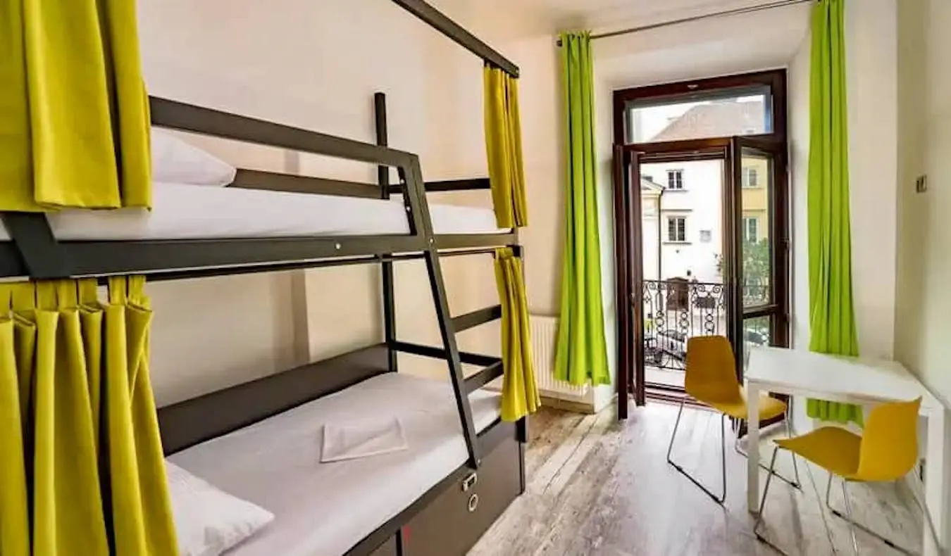 Ang loob ng Oki Doki party hostel sa Warsaw, Poland
