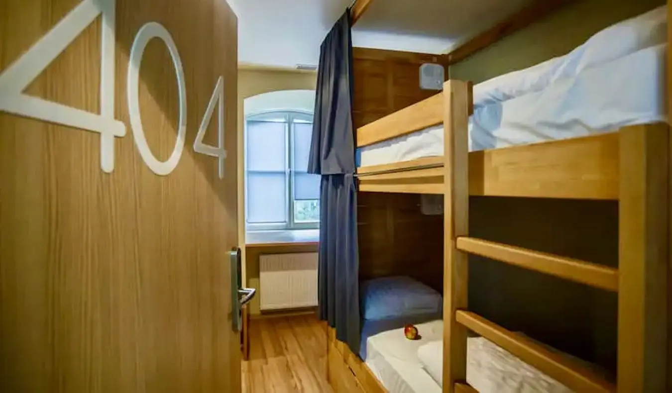 Isa sa mga maaliwalas na dorm room na nagtatampok ng mga double deck sa Safestay hostel sa Warsaw, Poland