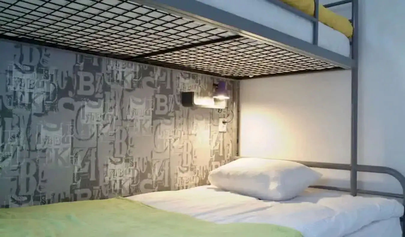 Isang maliit na dorm bed sa Hostel Lwowska 11 hostel sa Warsaw, Poland