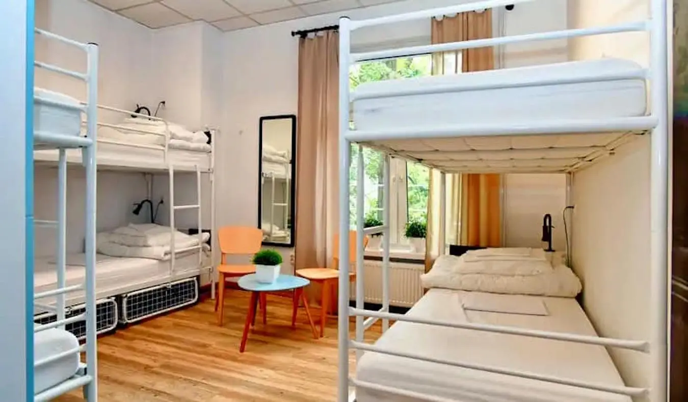 Mga maaaliwalas na double deck sa isang maluwag na dorm sa Hostel Centrum sa Warsaw, Poland