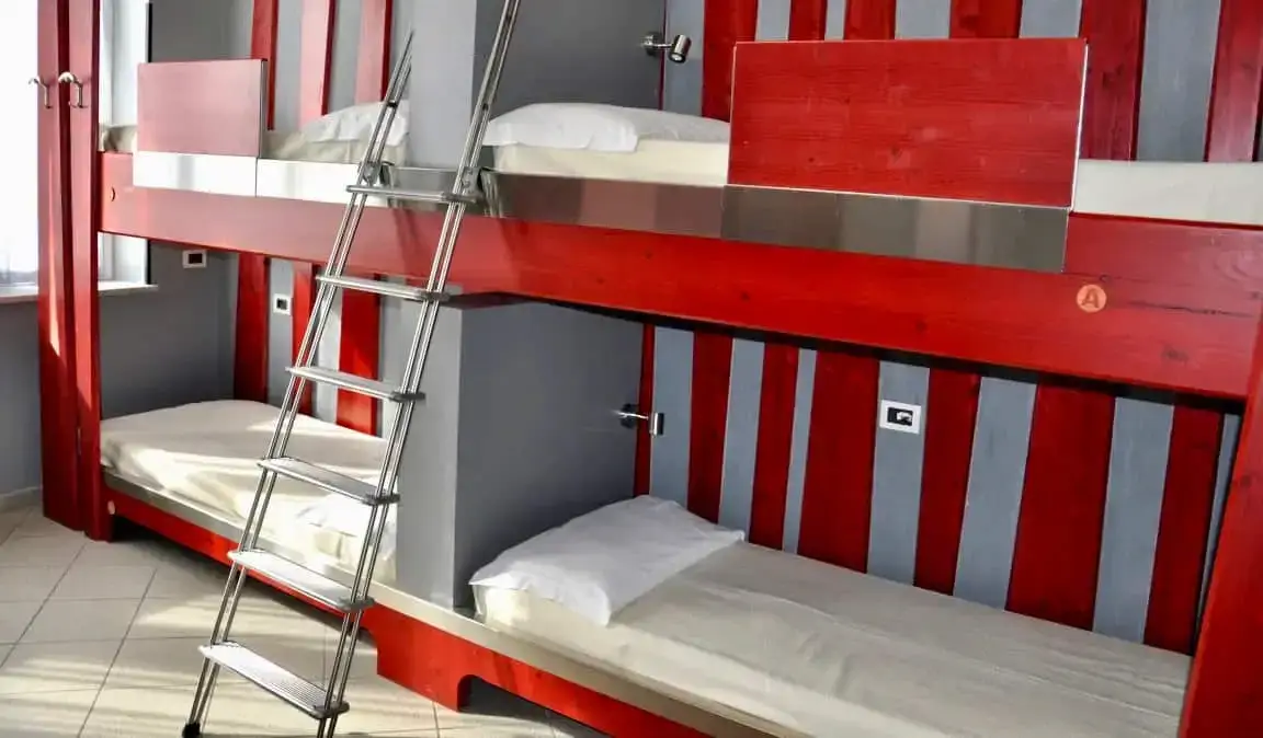 Les couchettes rouges dans un dortoir de l'auberge du Roma Scout Center à Rome, en Italie