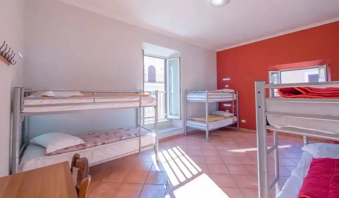 Lits superposés dans l'auberge Alessandro Palace à Rome, Italie