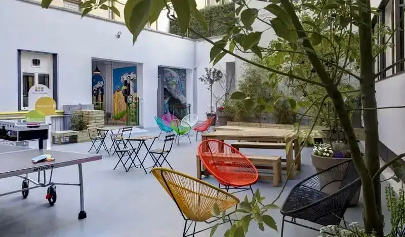 La cour extérieure et l'espace commun de l'auberge RomeHello