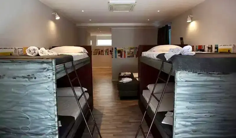 Les lits superposés confortables de l’auberge Trastevere à Rome, Italie