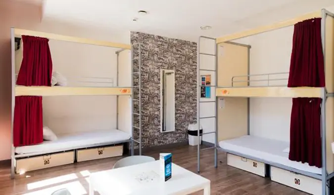 Dormitório básico com 4 camas no albergue St. Christopher’s Gare du Nord