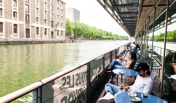 Uma rua tranquila na ensolarada Paris, França, com a famosa Torre Eiffel ao fundo
