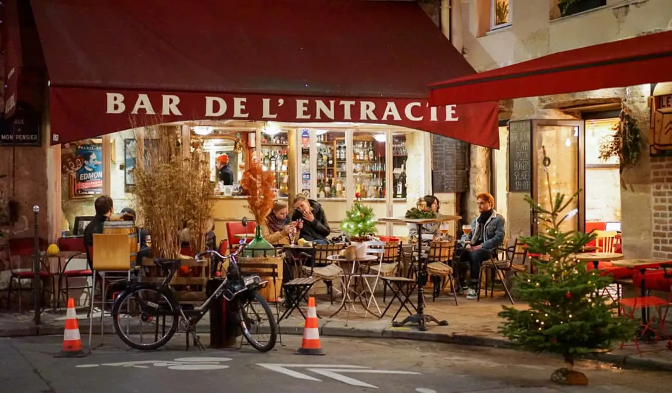 Un café à Paris, en France, avec des gens se mêlant dehors sur le trottoir