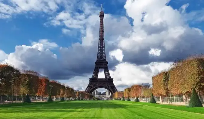 L'emblématique Tour Eiffel à Paris, en France, par une journée lumineuse et ensoleillée