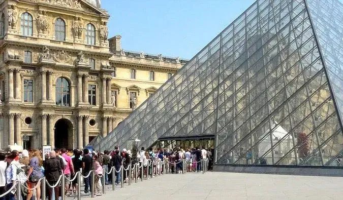 les gens attendent d'entrer dans le musée du louvre