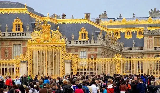les portes dorées du château de versailles