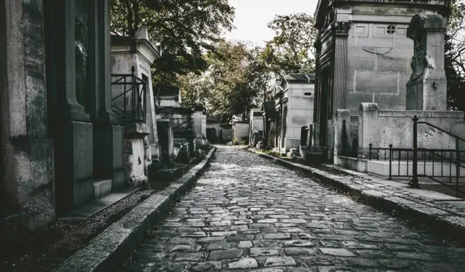 Les pavés et les mausolées du cimetière du Père Lachaise à Paris, France