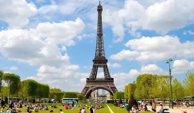 la tour Eiffel par une journée ensoleillée