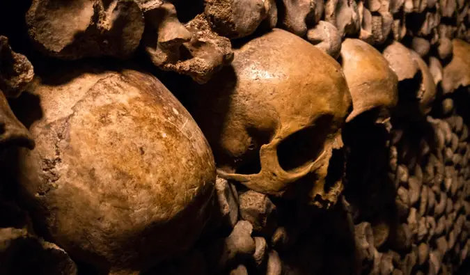 Les vieux os et crânes des sombres catacombes de Paris, France
