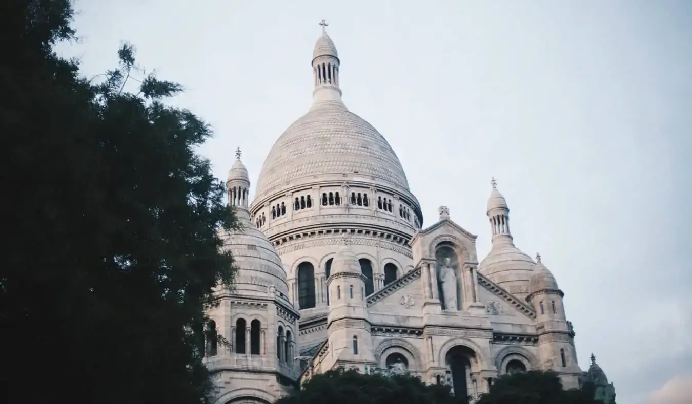 Le célèbre Sacré-Cœur de Montmartre à Paris, en France, par une journée d'été lumineuse et ensoleillée
