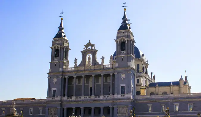 Madrido katedra šviesią, saulėtą dieną Madride, Ispanijoje su mėlynu dangumi fone