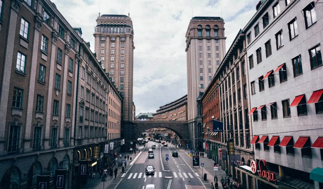 İsveç'in Stockholm kentinin Norrmalm bölgesinde yoğun bir alışveriş caddesi