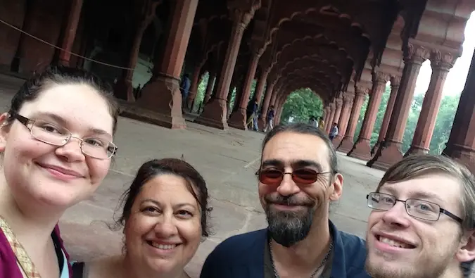 श्वार्ज़ परिवार भारत के देहली में लाल किले पर पारिवारिक सेल्फी लेता हुआ