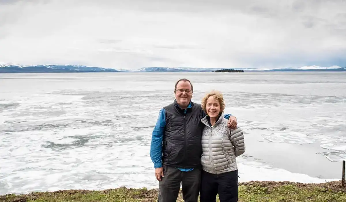 Tom et Kristin, deux retraités posant près de l'océan