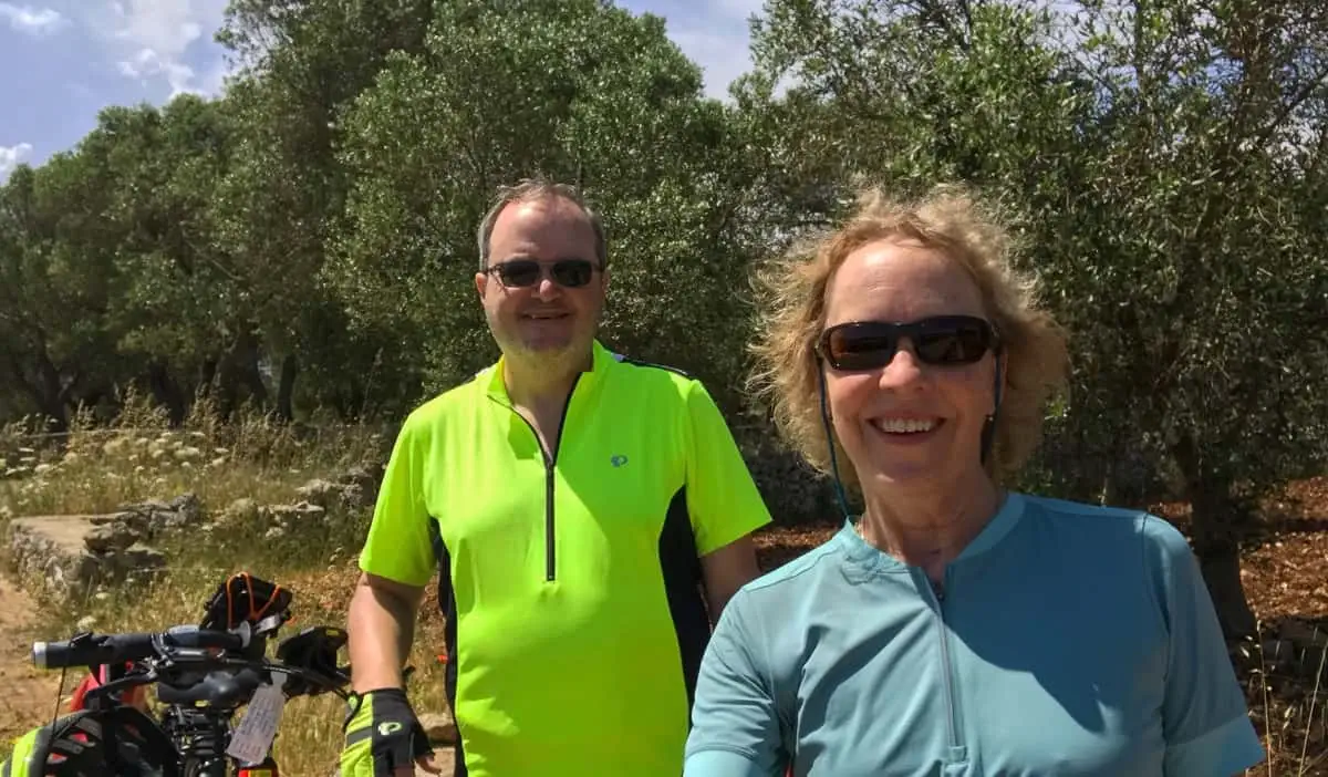 Un couple de retraités faisant du vélo à l'étranger