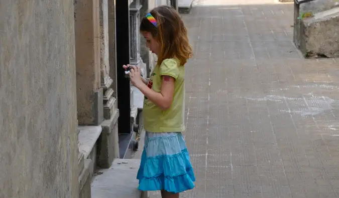 The Future è la figlia della Famiglia Rossa che cammina su un muro oltreoceano