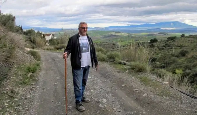 Emekli bir gezgin Avrupa'da boş bir yolda yürüyüş yapıyor