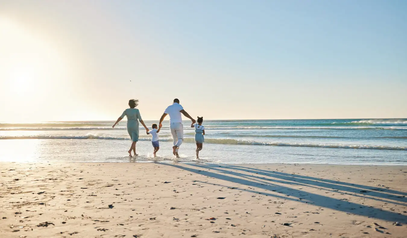 Cómo pueden utilizar este sitio web las familias y los viajeros mayores