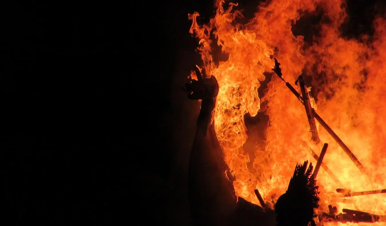 Un bateau viking en feu pendant Up Helly Aa