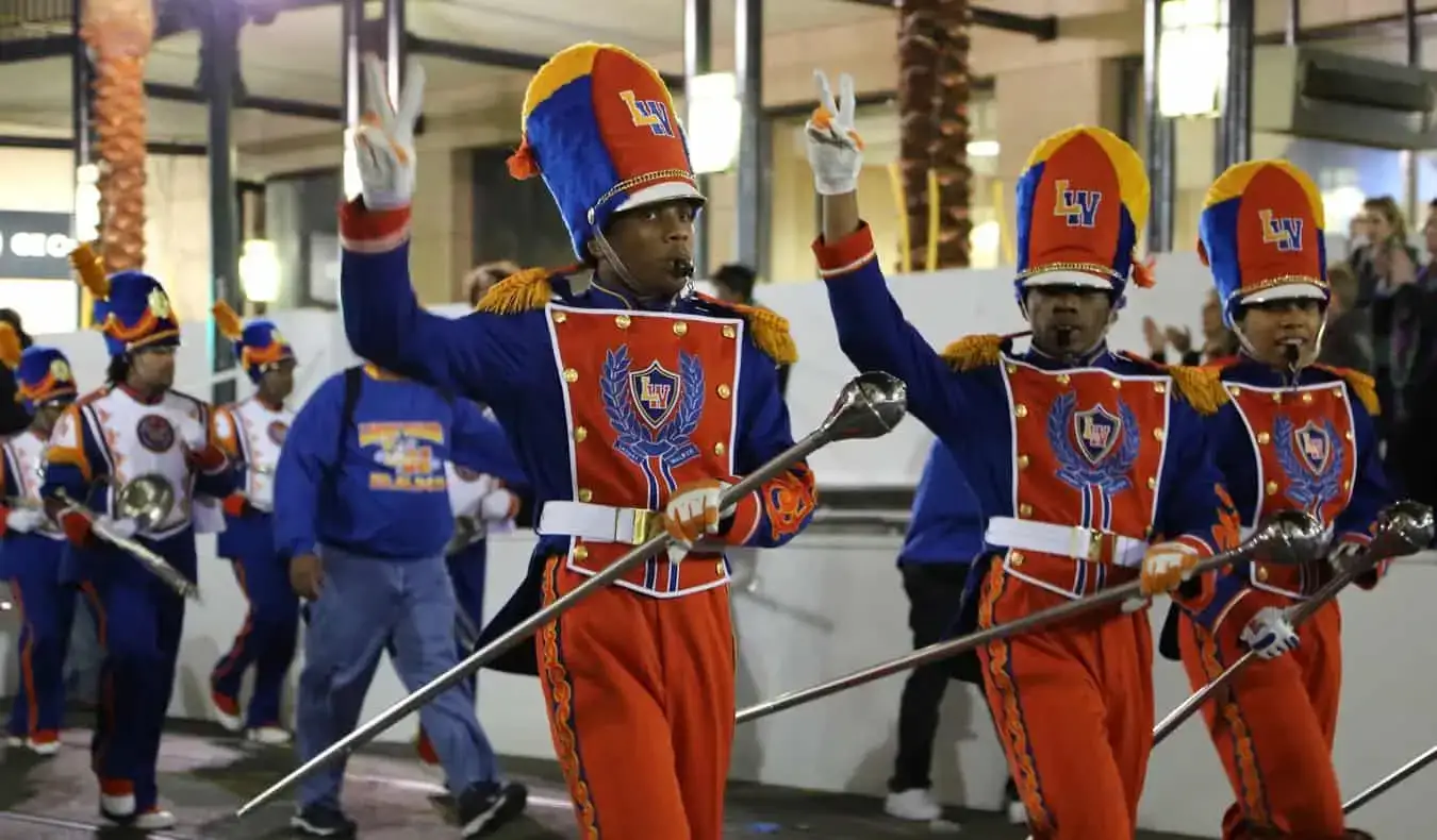 Un groupe se produisant lors du défilé du Mardi Gras à NOLA
