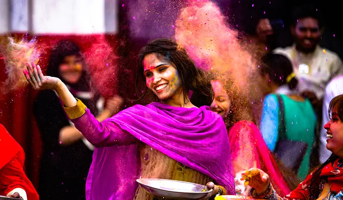 Une femme se colore à Holi en Inde