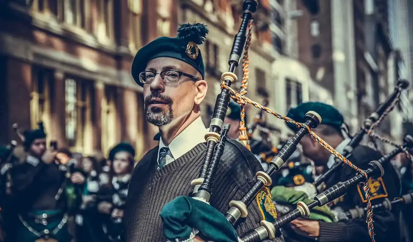 Cornemuse et groupe jouant sur la Saint-Patrick