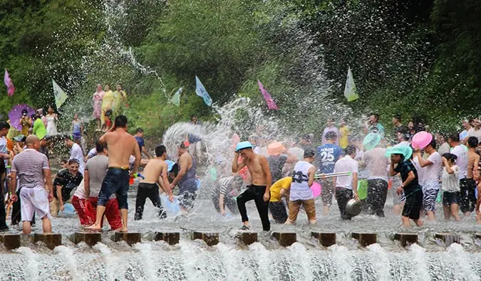 Des gens se battent pour l'eau pendant Songkran, le nouvel an thaïlandais