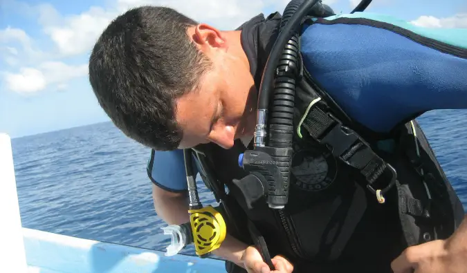 Ο Nomadic Matt ετοιμάζεται για το Scuba
