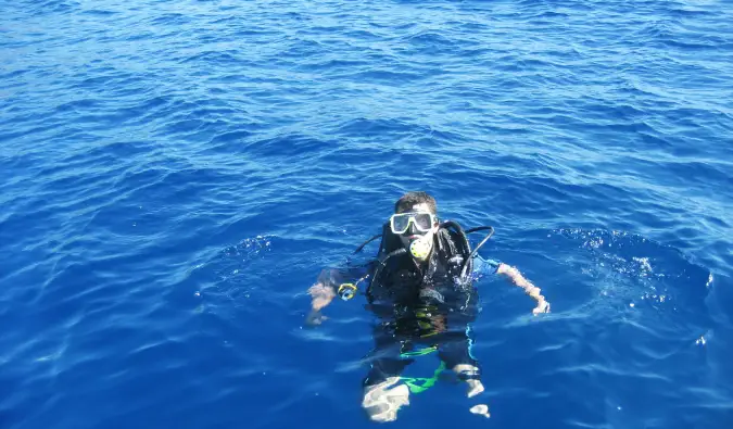 Ο Nomadic Matt στα νερά των Φίτζι ετοιμάζεται για Scuba