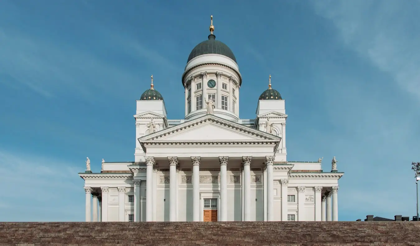 La célèbre cathédrale d'Helsinki dominant la ville d'Helsinki, en Finlande