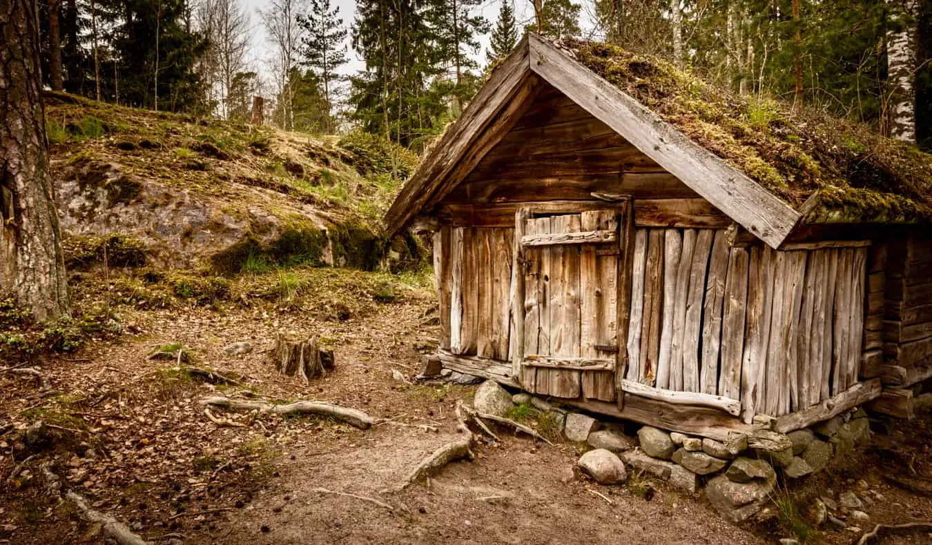 Une vieille cabane sur l'île de Seurasaari à Helsinki, en Finlande