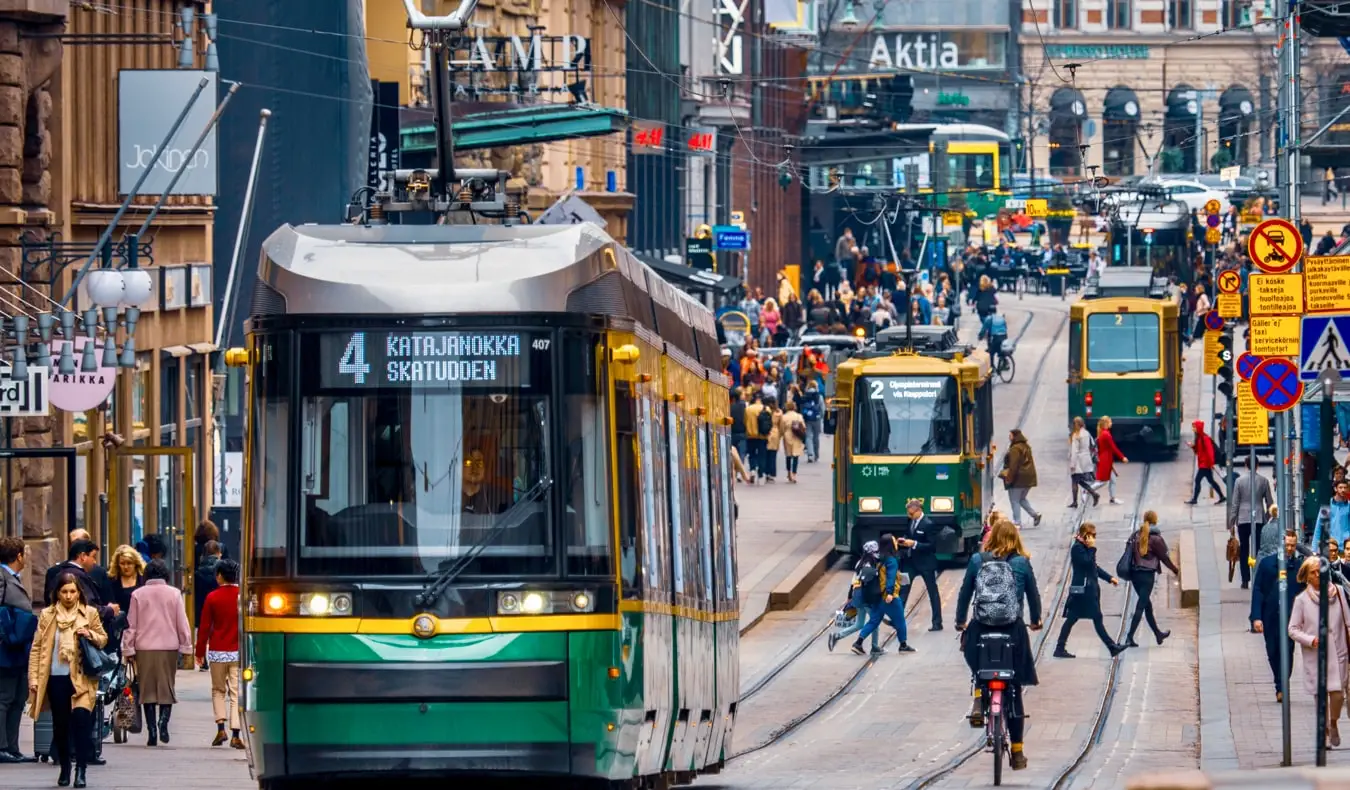 Une journée de neige sous le soleil d'Helsinki, en Finlande, surplombant l'eau près du centre-ville