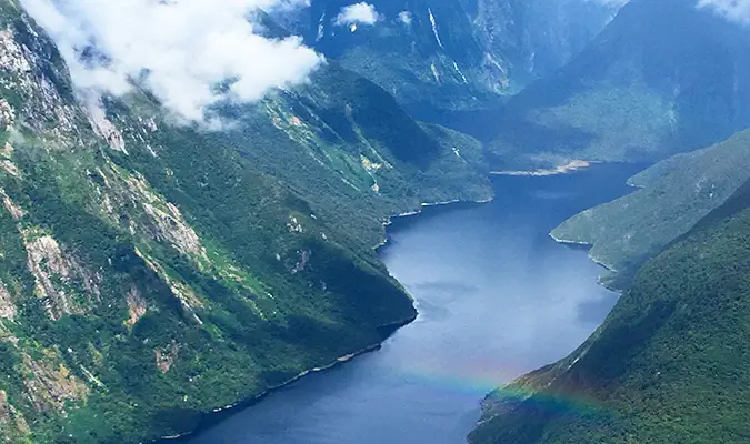 Vaade fjordile Uus-Meremaal Fiordlandi kohal lendavalt vesilennukilt