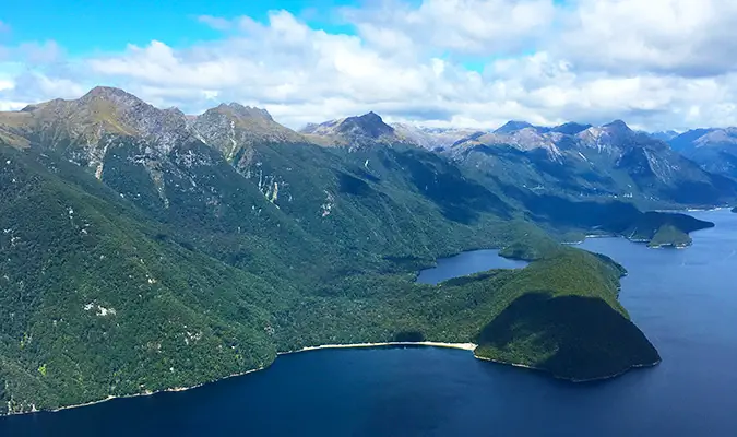 Vaade fjordile Uus-Meremaal Fiordlandi kohal lendavalt vesilennukilt