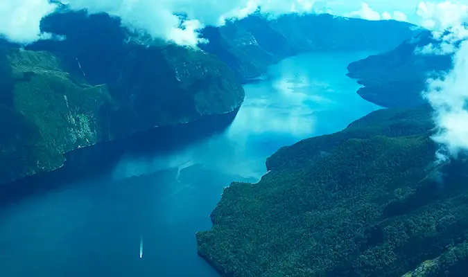Vaade fjordile Uus-Meremaal Fiordlandi kohal lendavalt vesilennukilt