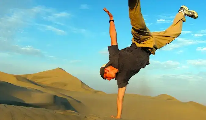 S'entraîner de manière non conventionnelle dans les dunes de sable en voyage