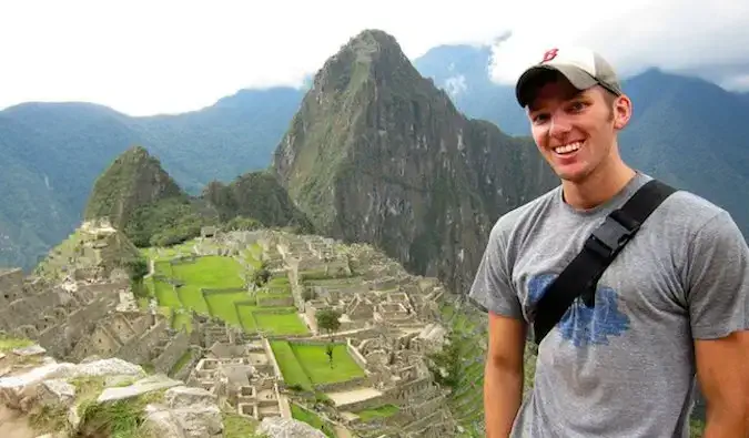 Steve Kamb de Nerd Fitness au Machu Picchu au Pérou