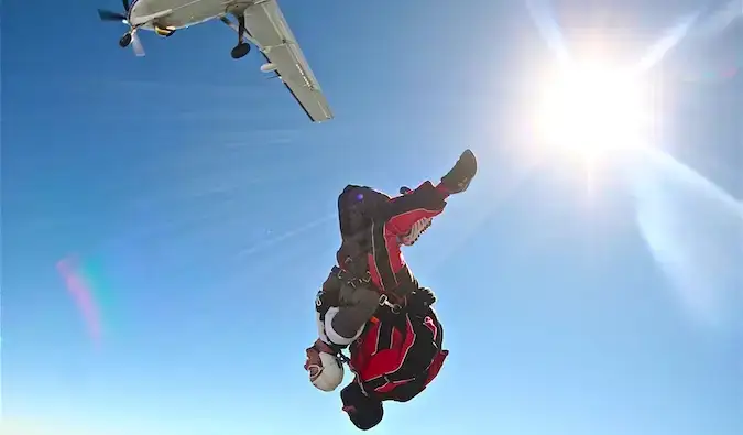 Sauter d'un avion pour une aventure de parachutisme avec un partenaire