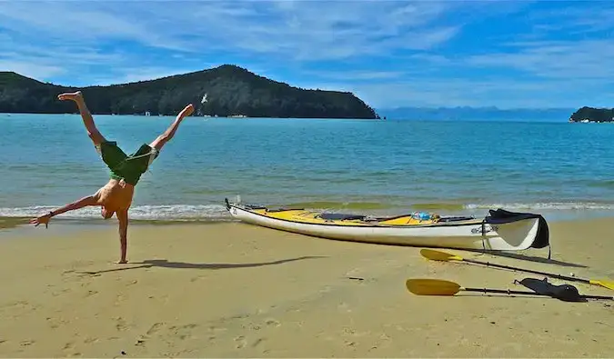 Steve Kamb fait la roue sur une plage paradisiaque
