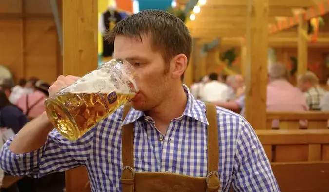 L'auteur de Level Up Your Life boit de la bière allemande à l'Oktoberfest