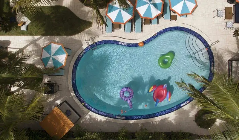 La piscine et le patio de l'auberge Generator à Miami, en Floride