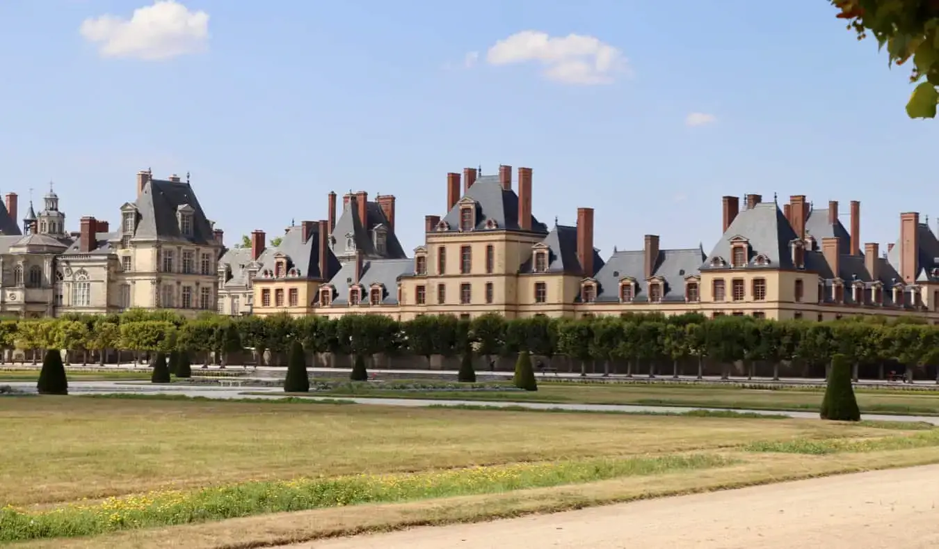 Ekstrawagancka fasada zamku Fontainebleau we Francji