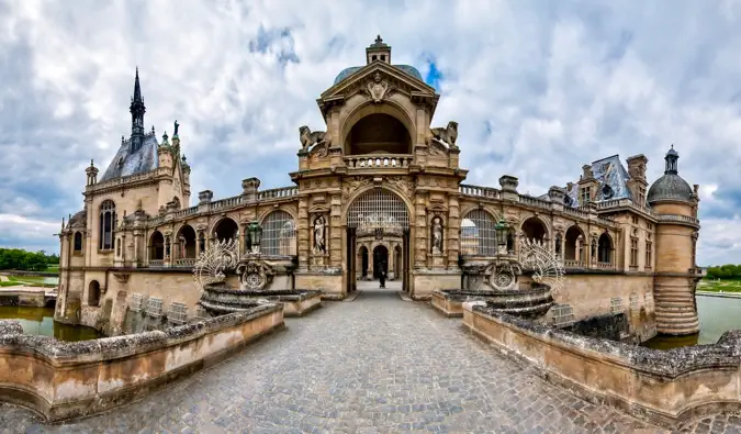 Skomplikowana kamienna architektura historycznego zamku Chantilly we Francji