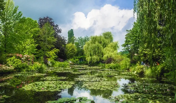 Słynne stawy i ogrody malarza Claude'a Moneta w Giverny we Francji
