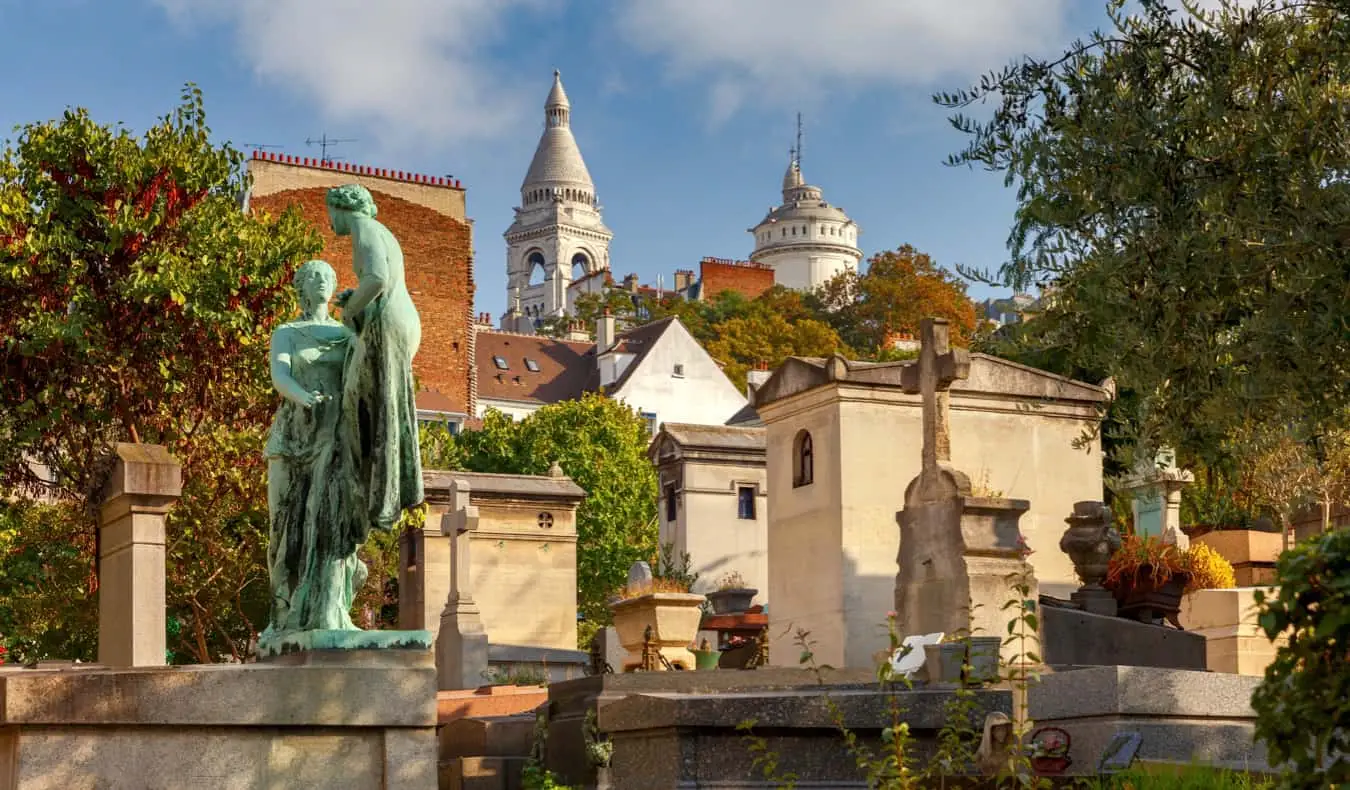 Graver og graver på den gamle Montmartre-kirkegården i Paris, Frankrike